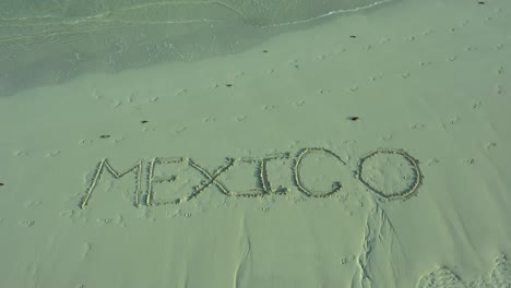 Drehschuss-Von-Mexiko,-Eingeschrieben-In-Den-Sand-An-Einem-Strand