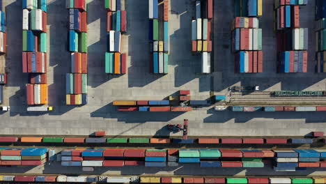 Moderner-Industriehafen-Mit-Containern-Aus-Draufsicht-Oder-Luftbild