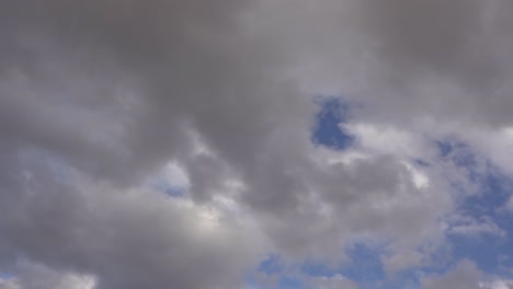 Cielo-Azul-Con-Nubes-Oscuras,-Seguimiento-De-Movimiento