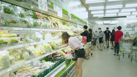 Die-Leute-Kaufen-Nach-Der-Schließung-Von-Bangkok-In-Supermärkten-Ein,-Um-Das-Problem-Des-Covid-19-ausbruchs-In-Bangkok-Zu-Lösen