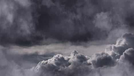Una-Colección-De-Espesas-Nubes-Grises-Se-Movía-Por-El-Cielo