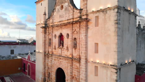 Campeche-Kathedrale-Unsere-Liebe-Dame-Der-Purissima-Enthüllen-Erschossen-Drohne-In-Der-Innenstadt