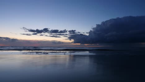 Meer-Nach-Sonnenuntergang-Mit-Einer-Spiegelung-Des-Himmels-Im-Wasser