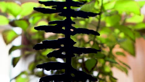 Kleine-Skulptur-Eines-Baumes-Vor-Pflanze