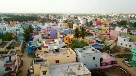 Mirador-De-India-Tirupattur-Tamil-India-Vista-Del-Paisaje-Con-Edificios-Coloridos-Y-Grupo-De-Pájaros