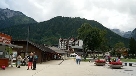 Tourist,-Der-Luxusseedorf-Pertisau-Am-Achensee-Mit-Bergen-Im-Hintergrund-Besucht