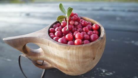 Fresh-lingonberries-in-wooden-bowl.-Close-up