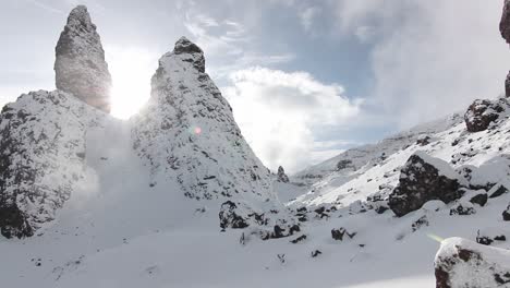 Zeitrafferwolken-In-Verschneiter-Landschaft,-Felsige-Berge-Im-Hintergrund,-Alter-Mann-Von-Storr,-Schottland,-Statische-Aufnahme,-Niedriger-Winkel