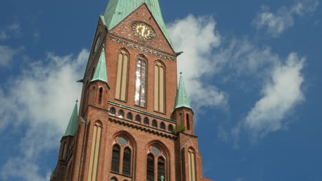 Agosto-De-2020,-Schwerin,-Alemania:-Vista-De-La-Alta-Torre-De-La-Catedral-Luterana-De-Schwerin