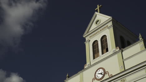 Alte-Kirche-Mit-Himmelswolken,-Die-Sich-Im-Zeitraffer-In-Brasilien-Bewegen