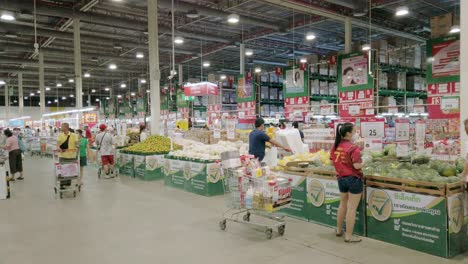 La-Gente-Está-Comprando-Comestibles-En-Los-Supermercados-Después-Del-Cierre-De-Bangkok-Para-Resolver-El-Problema-Del-Brote-De-Covid-19-En-Bangkok
