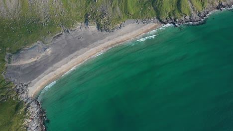 Vista-Aérea-De-Pájaro-De-La-Playa-De-Arena-Aislada-Y-El-Mar-En-Las-Islas-Lofoten,-Noruega