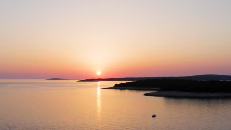 Luft-Dolly-Schuss-Bei-Sonnenuntergang-Rückzug-Von-Der-Insel-Losinj,-Kroatien