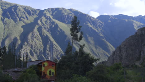 Un-Pequeño-Albergue-En-El-Pueblo-De-Ollantaytambo-Rodeado-Por-Las-Montañas-Del-Valle-Sagrado-En-Perú