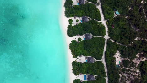Downward-angle-drone-shot-of-island-resort-in-the-Maldives