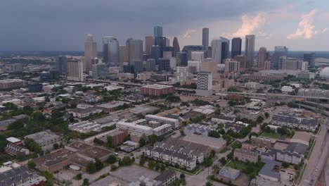 Vista-Aérea-De-Casas-Prósperas-Recién-Construidas-Cerca-Del-Centro-De-Houston-Y-Sus-Alrededores