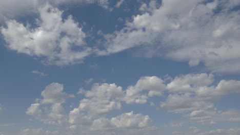 Schöne-Sich-Langsam-Bildende-Und-Verschwindende-Weiße-Sommerhimmelwolken-Im-Zeitraffer