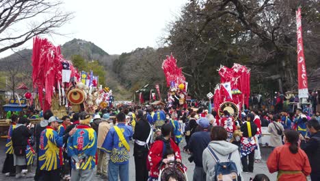 Multitudes-De-Japoneses-Celebrando-El-Festival-Sagicho-Matsuri-En-La-Región-De-Shiga