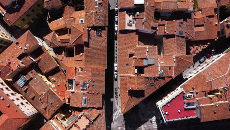 Static-top-down-view-of-roofs,-roads-and-city-on-a-sunny-day-in-Florence-in-Italy-in-4k