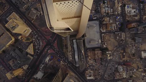 Überkopfaufnahme-Des-Al-Hamra-Turms,-Der-Die-Uferpromenade-Von-Kuwait-Stadt-Enthüllt