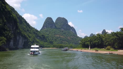 Passagier-touristenboot,-Das-Auf-Dem-Herrlichen-Li-fluss-Von-Guilin-Nach-Yangshuo-Fährt