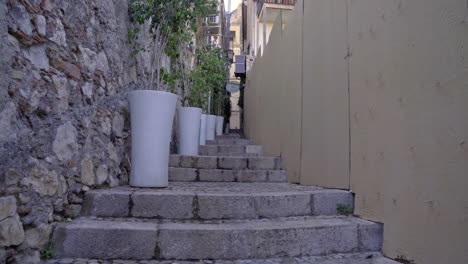 Blick-Auf-Eine-Verlassene-Gasse-Mit-Treppen.-Taormina.-Italien