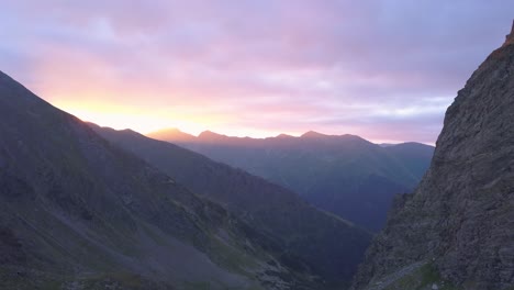 Atemberaubender-Sonnenuntergangshimmel-Gefüllt-Mit-Rosa-Und-Lila-über-Dem-Schroffen-Berggelände-Von-Rumänien-Und-Dem-Negoiu-gipfel