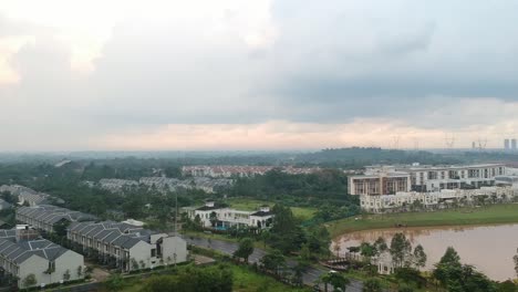 Wohnhäuser-Neben-Einem-Verschmutzten-See-Bei-Tangerang-Aerial