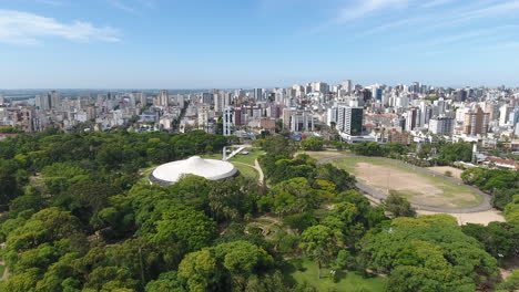 Redemption-Park,-Viana-Araujo-Und-Stadtzentrum,-Porto-Alegre