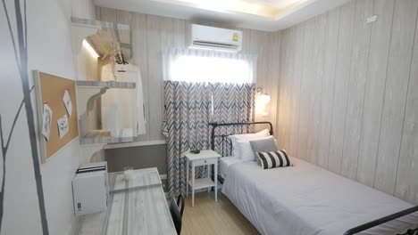 Einfarbige,-Schicke-Und-Stilvolle-Schlafzimmerdekoration-Aus-Holz-Mit-Einzelbett
