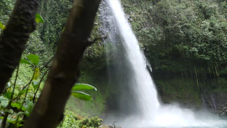 Pan-shot-of-La-Fortuna-waterfall-in-Alajuela-province,-Costa-Rica