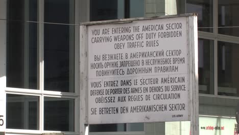 Schild-In-Der-Nähe-Des-Ehemaligen-Grenzübergangs-Checkpoint-Charlie-In-Berlin,-Deutschland