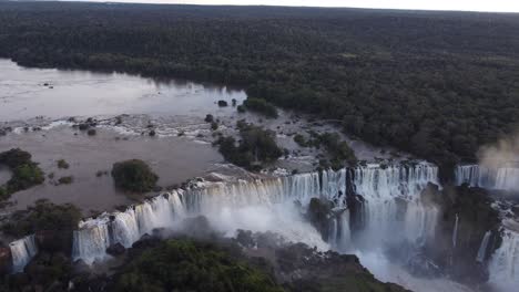 Agua-Chocando-Por-La-Cascada-Del-Iguazú-Con-Niebla