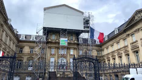 Bandera-Francesa-Ondeando-Con-Viento-En-La-Puerta