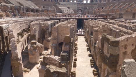 Toma-Panorámica-Turistas-Caminando-Por-El-Interior-Del-Coliseo-Impresionante