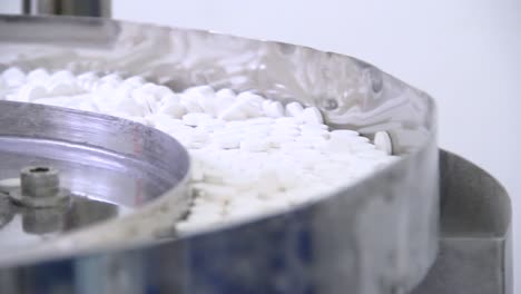Weiße-Pillen,-Die-Sich-Auf-Einer-Automatischen-Metalllinie-Bewegen