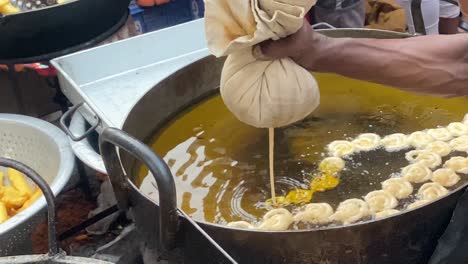 Verkäufer,-Der-Traditionelle-Handgemachte-Jalebi-In-Öl-Kocht
