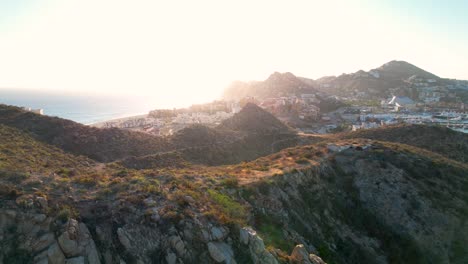 K-Drohne,-Die-Bei-Sonnenuntergang-über-Die-Cabo-Berge-Fliegt