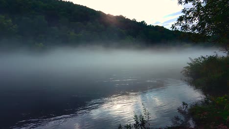 Dichter-Nebel-über-Friedlichem-Fluss