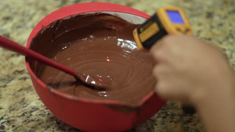 Handgemachte-Schokoladenfabrik-Schokoriegel-Kakao-Schokolade-Geschmolzen