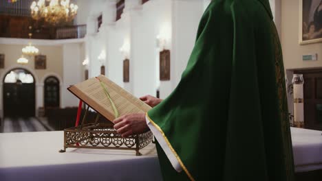 Sacerdote-Con-Túnica-Verde-Leyendo-Las-Escrituras-Bíblicas