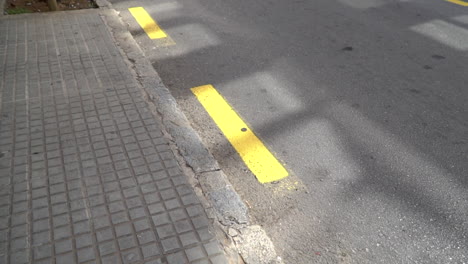 Línea-Discontinua-Amarilla-En-La-Carretera-De-Asfalto
