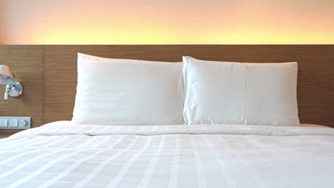 Standard-Hotelzimmer-Schlafzimmer-Gemachtes-Bett-Mit