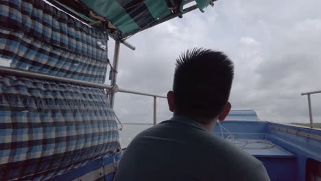 Überquerung-Des-Wassers-Mit-Einem-Traditionellen-Vietnamesischen-Motorboot