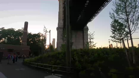 Persona-Caminando-Por-El-Parque-Del-Puente-De-Brooklyn-Bajo-El