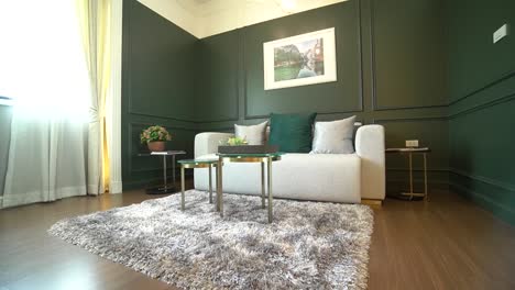 Elegantes-Sofa-Mit-Wollteppich-In-Grüner-Wand