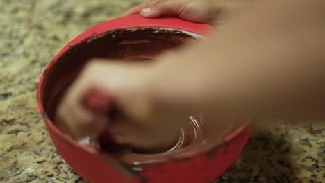 Schale-Mit-Geschmolzenem-Schokoladenkonditor-In-Hochwertiger-Handarbeit-Zubereiten