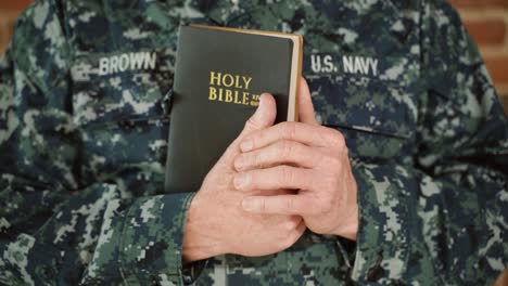 Soldado-De-La-Marina-De-Guerra-Que-Sostiene-Una-Biblia-Santa-En