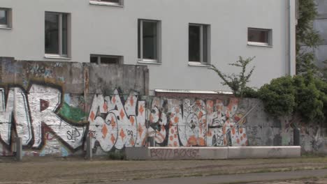 Pan-shot-of-former-Berlin-Wall-at-Bernauer-Straße-in-Berlin,-Germany