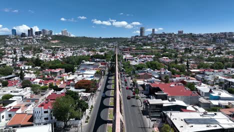 Dron-Sobrevolando-El-Acueducto-Colonial-Histórico-En-Querétaro